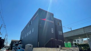 新築工場のロゴ